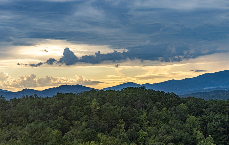 mountains in Pigeon Forge Tennessee at sunrise